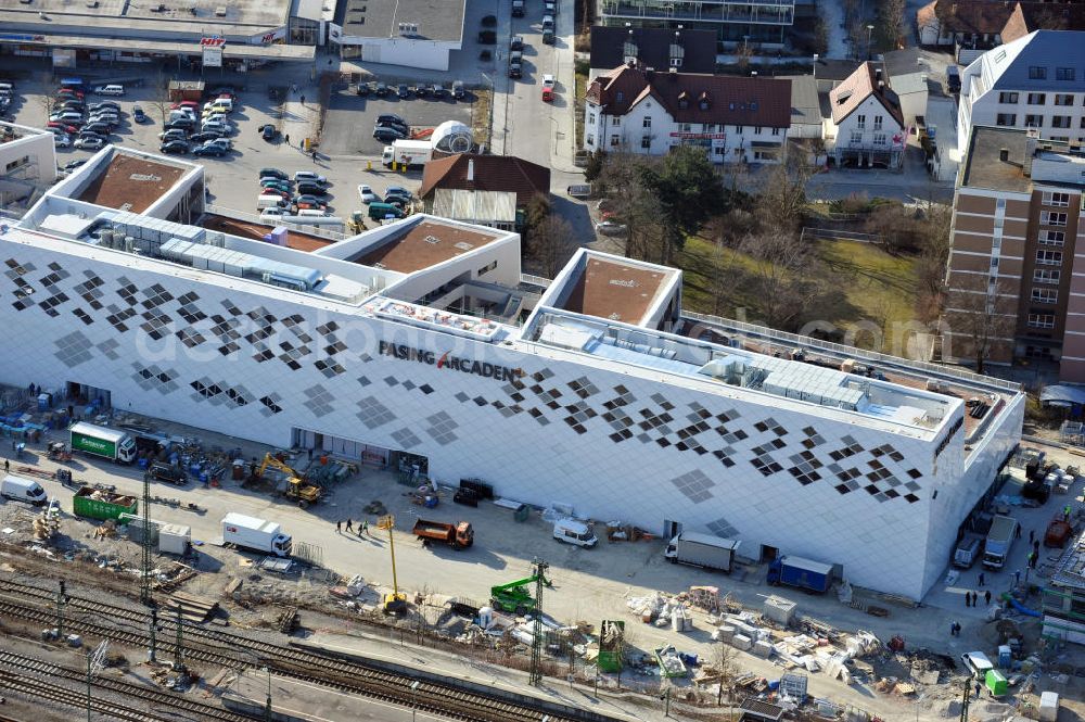 Aerial image München-Pasing - Baustelle / Neubau des Einkaufszentrums Pasing Arcaden, an der Bäckerstraße Ecke Kaflerstraße, sieben Tage vor der Eröffnung direkt am Bahnhof München-Pasing in Bayern. Ein Projekt der mfi management für immobilien AG.