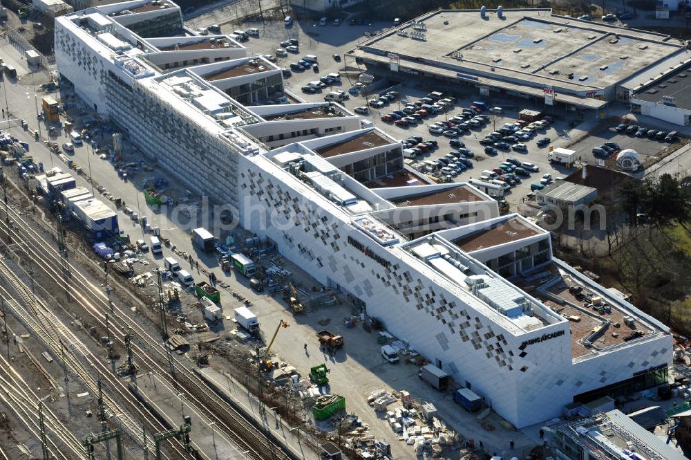 Aerial photograph München-Pasing - Baustelle / Neubau des Einkaufszentrums Pasing Arcaden, an der Bäckerstraße Ecke Kaflerstraße, sieben Tage vor der Eröffnung direkt am Bahnhof München-Pasing in Bayern. Ein Projekt der mfi management für immobilien AG.