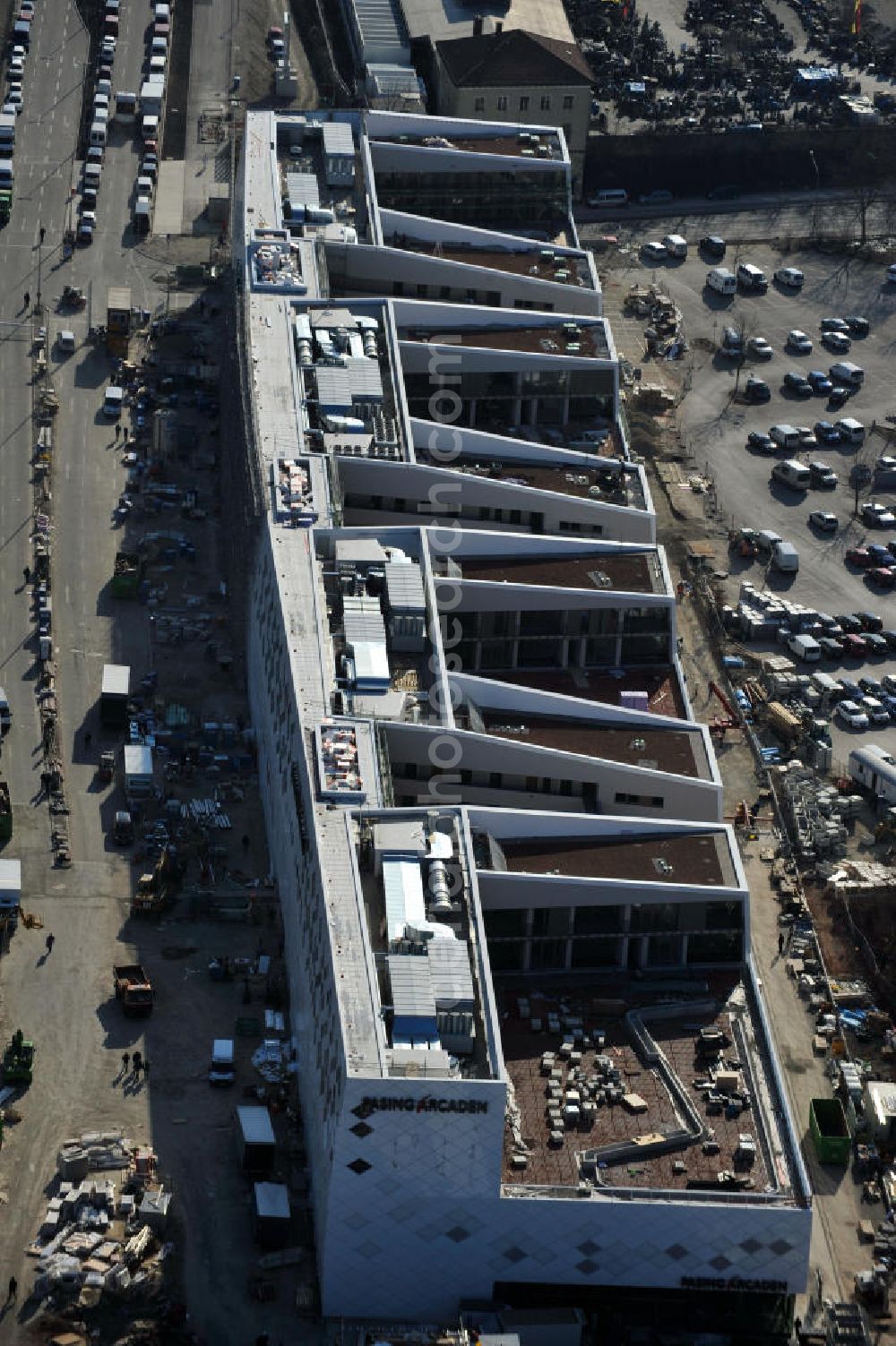 München-Pasing from the bird's eye view: Baustelle / Neubau des Einkaufszentrums Pasing Arcaden, an der Bäckerstraße Ecke Kaflerstraße, sieben Tage vor der Eröffnung direkt am Bahnhof München-Pasing in Bayern. Ein Projekt der mfi management für immobilien AG.