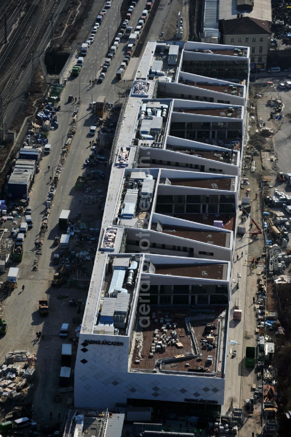 Aerial image München-Pasing - Baustelle / Neubau des Einkaufszentrums Pasing Arcaden, an der Bäckerstraße Ecke Kaflerstraße, sieben Tage vor der Eröffnung direkt am Bahnhof München-Pasing in Bayern. Ein Projekt der mfi management für immobilien AG.