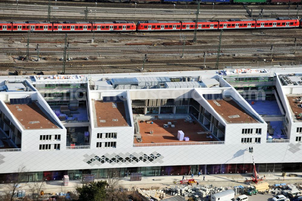 Aerial photograph München-Pasing - Baustelle / Neubau des Einkaufszentrums Pasing Arcaden, an der Bäckerstraße Ecke Kaflerstraße, sieben Tage vor der Eröffnung direkt am Bahnhof München-Pasing in Bayern. Ein Projekt der mfi management für immobilien AG.