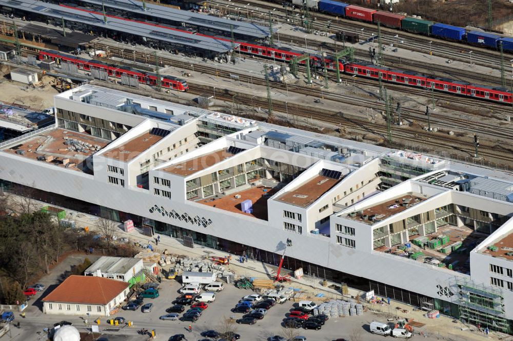 München-Pasing from the bird's eye view: Baustelle / Neubau des Einkaufszentrums Pasing Arcaden, an der Bäckerstraße Ecke Kaflerstraße, sieben Tage vor der Eröffnung direkt am Bahnhof München-Pasing in Bayern. Ein Projekt der mfi management für immobilien AG.