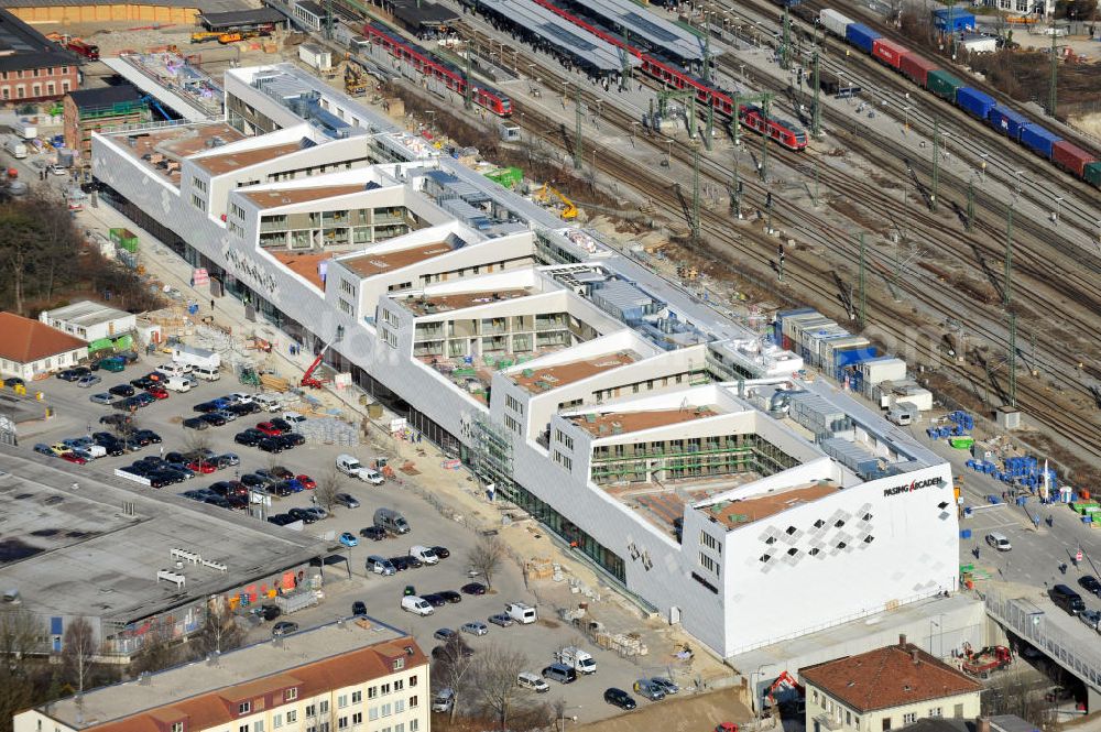 Aerial photograph München-Pasing - Baustelle / Neubau des Einkaufszentrums Pasing Arcaden, an der Bäckerstraße Ecke Kaflerstraße, sieben Tage vor der Eröffnung direkt am Bahnhof München-Pasing in Bayern. Ein Projekt der mfi management für immobilien AG.