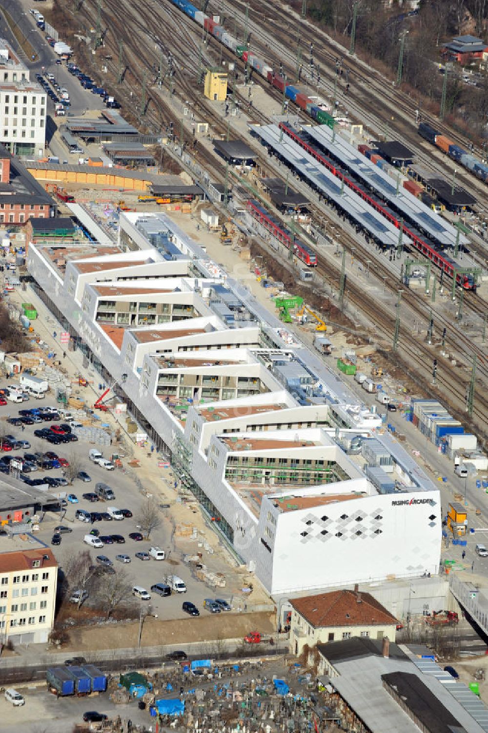 München-Pasing from above - Baustelle / Neubau des Einkaufszentrums Pasing Arcaden, an der Bäckerstraße Ecke Kaflerstraße, sieben Tage vor der Eröffnung direkt am Bahnhof München-Pasing in Bayern. Ein Projekt der mfi management für immobilien AG.