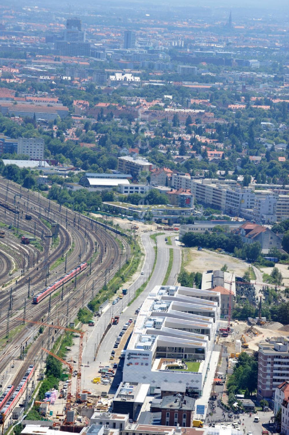 München Pasing from the bird's eye view: Baustelle / Neubau des Einkaufszentrums Pasing Arcaden, an der Bäckerstraße Ecke Kaflerstraße, sieben Tage vor der Eröffnung direkt am Bahnhof München-Pasing in Bayern. Ein Projekt der mfi management für immobilien AG.