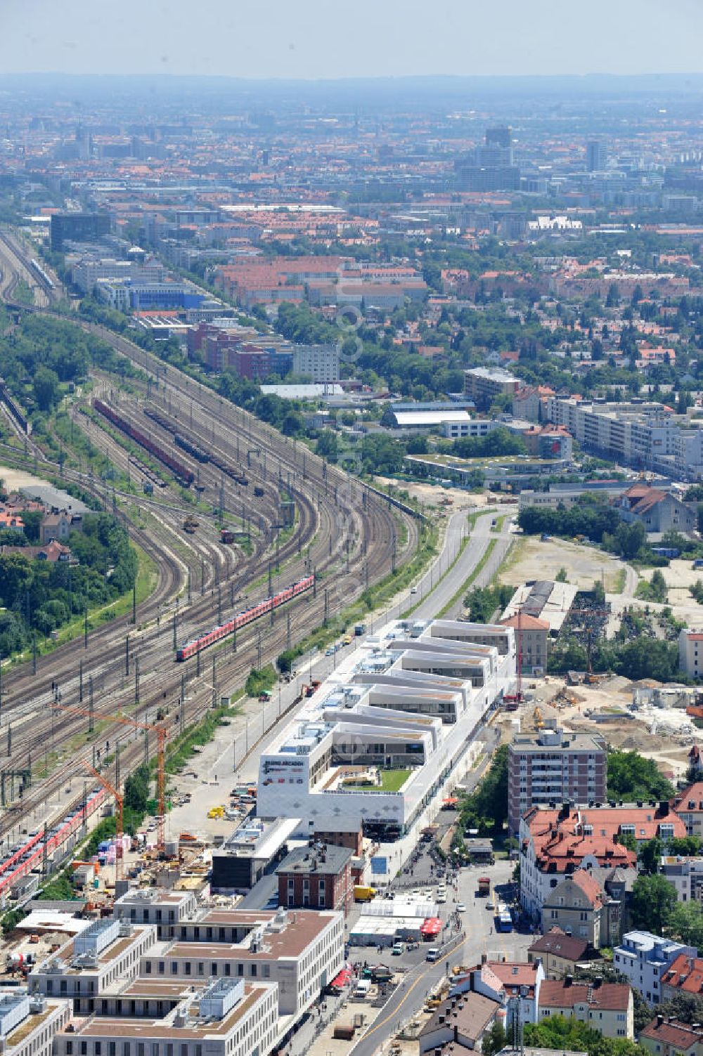 Aerial image München Pasing - Baustelle / Neubau des Einkaufszentrums Pasing Arcaden, an der Bäckerstraße Ecke Kaflerstraße, sieben Tage vor der Eröffnung direkt am Bahnhof München-Pasing in Bayern. Ein Projekt der mfi management für immobilien AG.