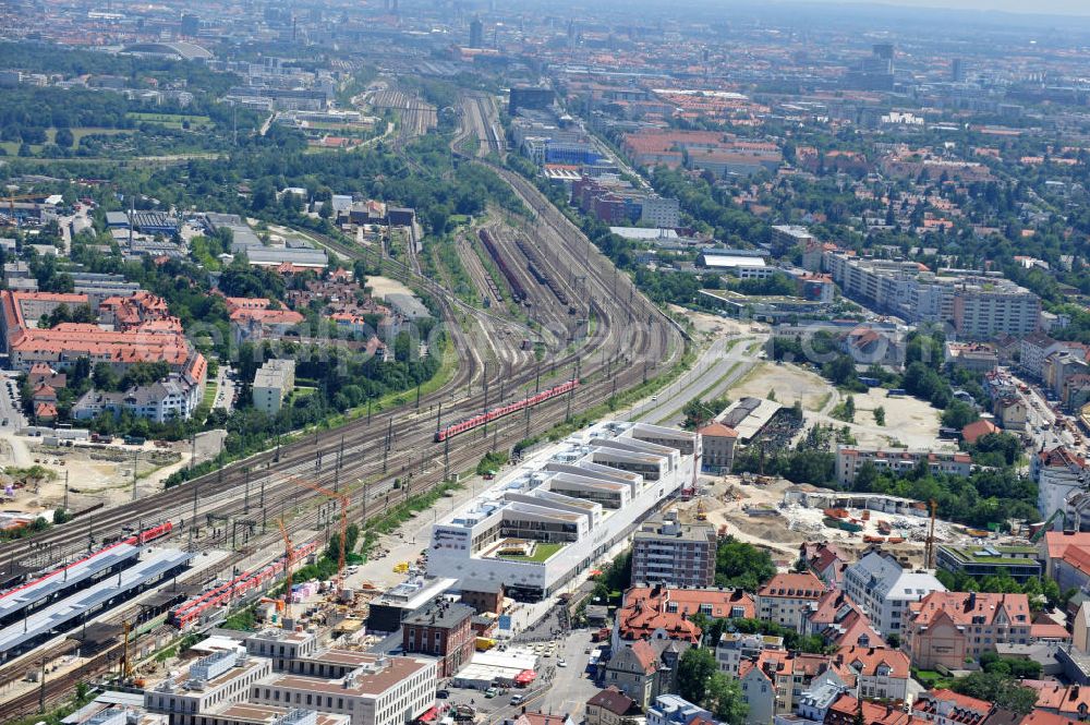 Aerial photograph München Pasing - Baustelle / Neubau des Einkaufszentrums Pasing Arcaden, an der Bäckerstraße Ecke Kaflerstraße, sieben Tage vor der Eröffnung direkt am Bahnhof München-Pasing in Bayern. Ein Projekt der mfi management für immobilien AG.