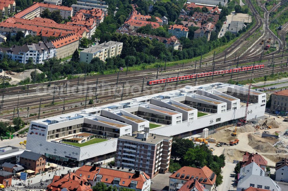 München Pasing from above - Baustelle / Neubau des Einkaufszentrums Pasing Arcaden, an der Bäckerstraße Ecke Kaflerstraße, sieben Tage vor der Eröffnung direkt am Bahnhof München-Pasing in Bayern. Ein Projekt der mfi management für immobilien AG.