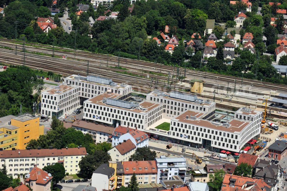 München Pasing from the bird's eye view: Baustelle / Neubau des Einkaufszentrums Pasing Arcaden, an der Bäckerstraße Ecke Kaflerstraße, sieben Tage vor der Eröffnung direkt am Bahnhof München-Pasing in Bayern. Ein Projekt der mfi management für immobilien AG.