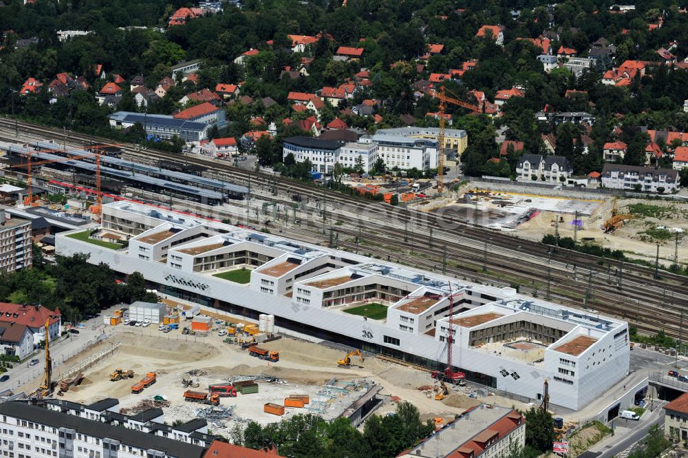 Aerial photograph München Pasing - Baustelle / Neubau des Einkaufszentrums Pasing Arcaden, an der Bäckerstraße Ecke Kaflerstraße, sieben Tage vor der Eröffnung direkt am Bahnhof München-Pasing in Bayern. Ein Projekt der mfi management für immobilien AG.