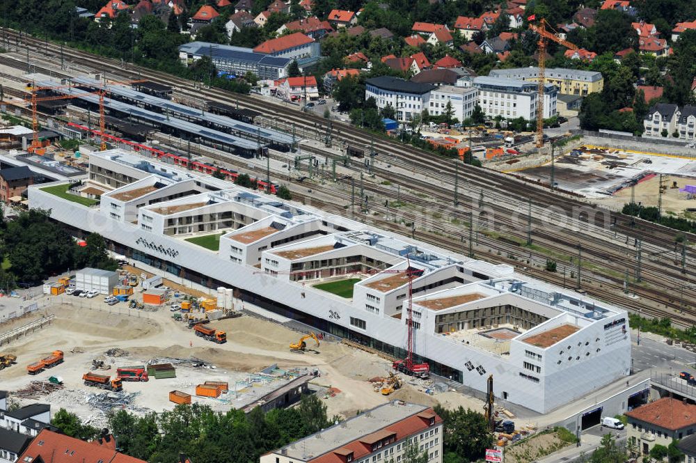 München Pasing from above - Baustelle / Neubau des Einkaufszentrums Pasing Arcaden, an der Bäckerstraße Ecke Kaflerstraße, sieben Tage vor der Eröffnung direkt am Bahnhof München-Pasing in Bayern. Ein Projekt der mfi management für immobilien AG.