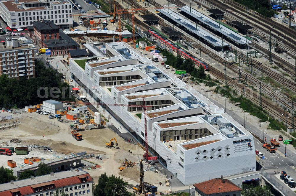 München Pasing from the bird's eye view: Baustelle / Neubau des Einkaufszentrums Pasing Arcaden, an der Bäckerstraße Ecke Kaflerstraße, sieben Tage vor der Eröffnung direkt am Bahnhof München-Pasing in Bayern. Ein Projekt der mfi management für immobilien AG.