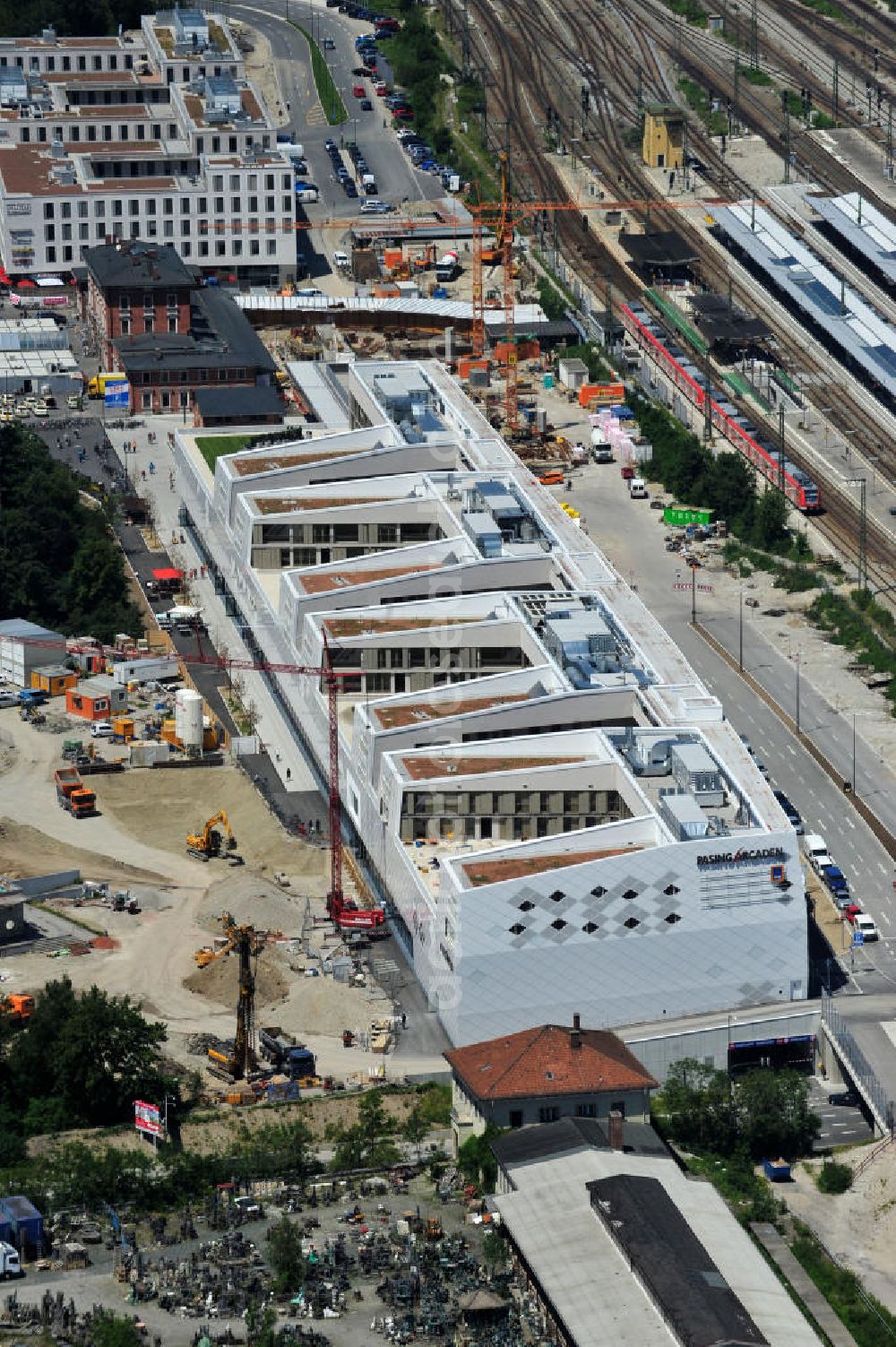 Aerial image München Pasing - Baustelle / Neubau des Einkaufszentrums Pasing Arcaden, an der Bäckerstraße Ecke Kaflerstraße, sieben Tage vor der Eröffnung direkt am Bahnhof München-Pasing in Bayern. Ein Projekt der mfi management für immobilien AG.