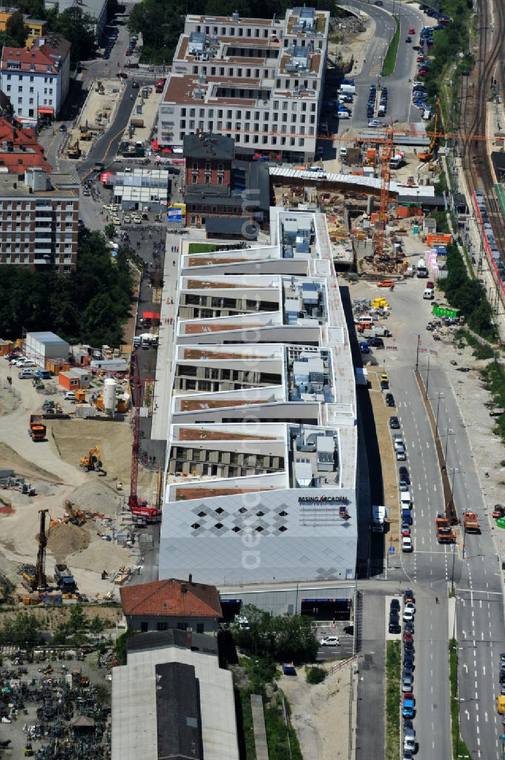 Aerial photograph München Pasing - Baustelle / Neubau des Einkaufszentrums Pasing Arcaden, an der Bäckerstraße Ecke Kaflerstraße, sieben Tage vor der Eröffnung direkt am Bahnhof München-Pasing in Bayern. Ein Projekt der mfi management für immobilien AG.