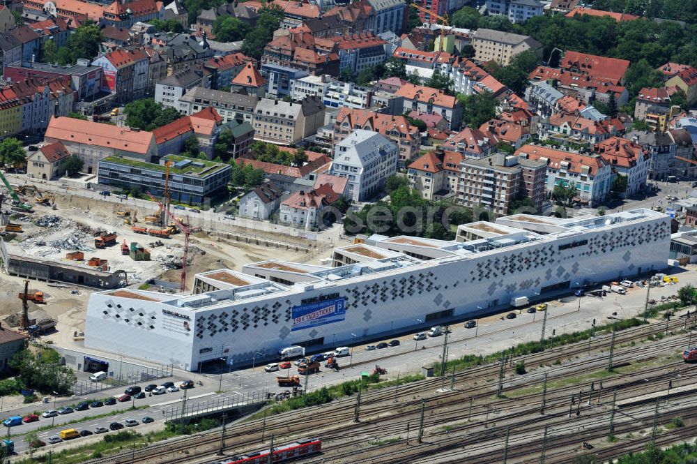 München Pasing from above - Baustelle / Neubau des Einkaufszentrums Pasing Arcaden, an der Bäckerstraße Ecke Kaflerstraße, sieben Tage vor der Eröffnung direkt am Bahnhof München-Pasing in Bayern. Ein Projekt der mfi management für immobilien AG.