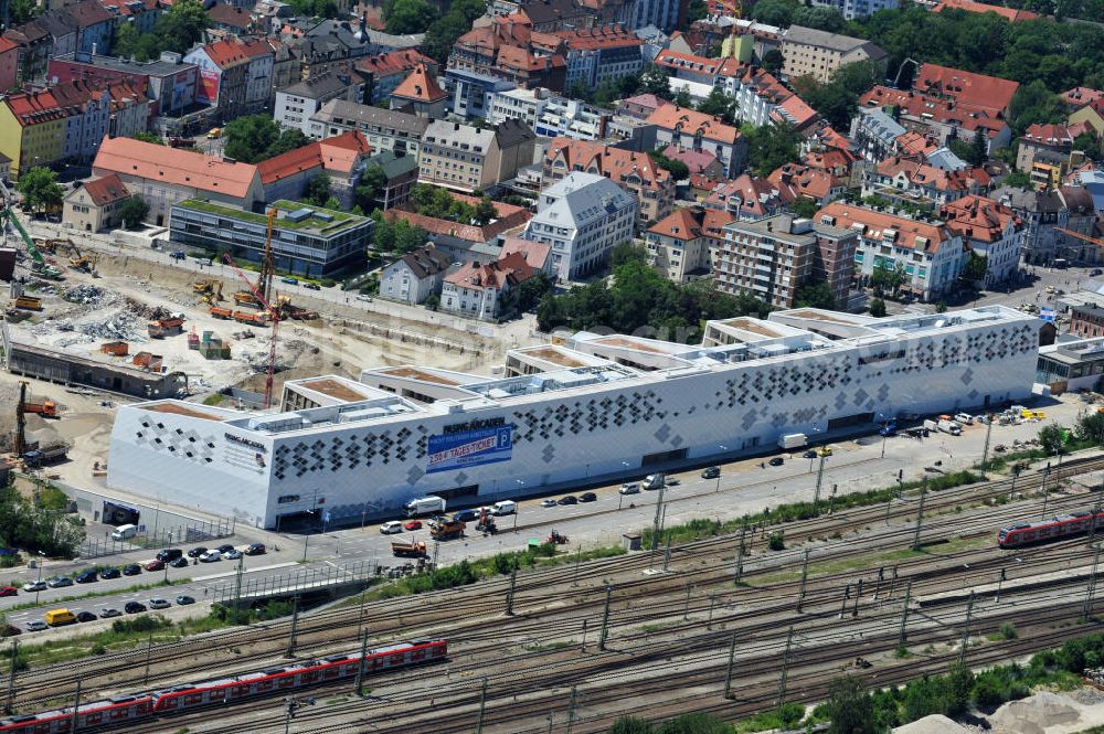 München Pasing from the bird's eye view: Baustelle / Neubau des Einkaufszentrums Pasing Arcaden, an der Bäckerstraße Ecke Kaflerstraße, sieben Tage vor der Eröffnung direkt am Bahnhof München-Pasing in Bayern. Ein Projekt der mfi management für immobilien AG.