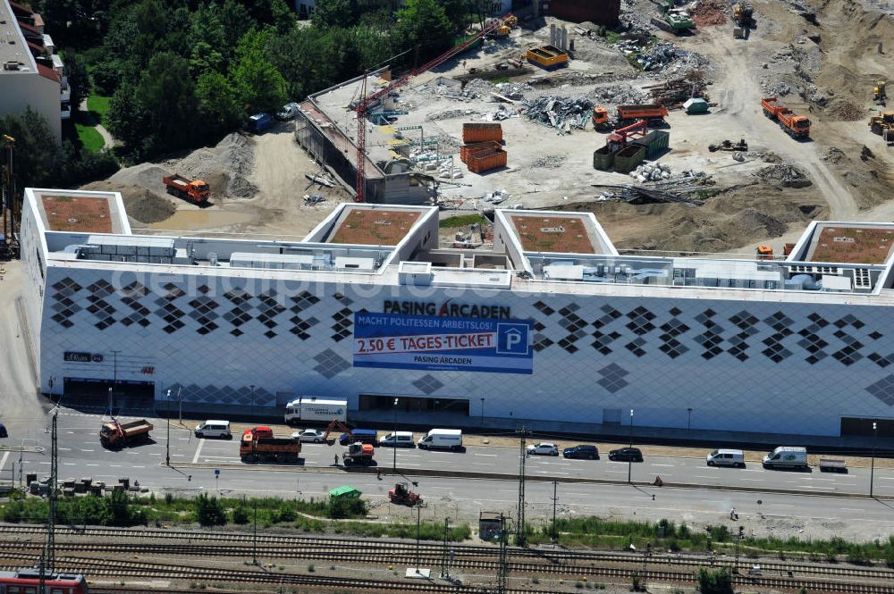 München Pasing from above - Baustelle / Neubau des Einkaufszentrums Pasing Arcaden, an der Bäckerstraße Ecke Kaflerstraße, sieben Tage vor der Eröffnung direkt am Bahnhof München-Pasing in Bayern. Ein Projekt der mfi management für immobilien AG.