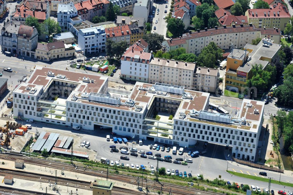 München Pasing from the bird's eye view: Baustelle / Neubau des Einkaufszentrums Pasing Arcaden, an der Bäckerstraße Ecke Kaflerstraße, sieben Tage vor der Eröffnung direkt am Bahnhof München-Pasing in Bayern. Ein Projekt der mfi management für immobilien AG.