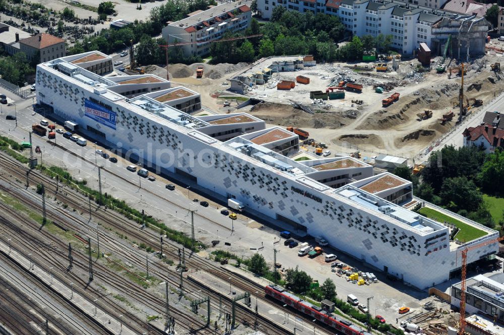 Aerial image München Pasing - Baustelle / Neubau des Einkaufszentrums Pasing Arcaden, an der Bäckerstraße Ecke Kaflerstraße, sieben Tage vor der Eröffnung direkt am Bahnhof München-Pasing in Bayern. Ein Projekt der mfi management für immobilien AG.