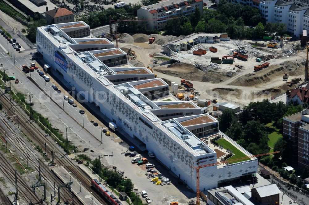 Aerial photograph München Pasing - Baustelle / Neubau des Einkaufszentrums Pasing Arcaden, an der Bäckerstraße Ecke Kaflerstraße, sieben Tage vor der Eröffnung direkt am Bahnhof München-Pasing in Bayern. Ein Projekt der mfi management für immobilien AG.