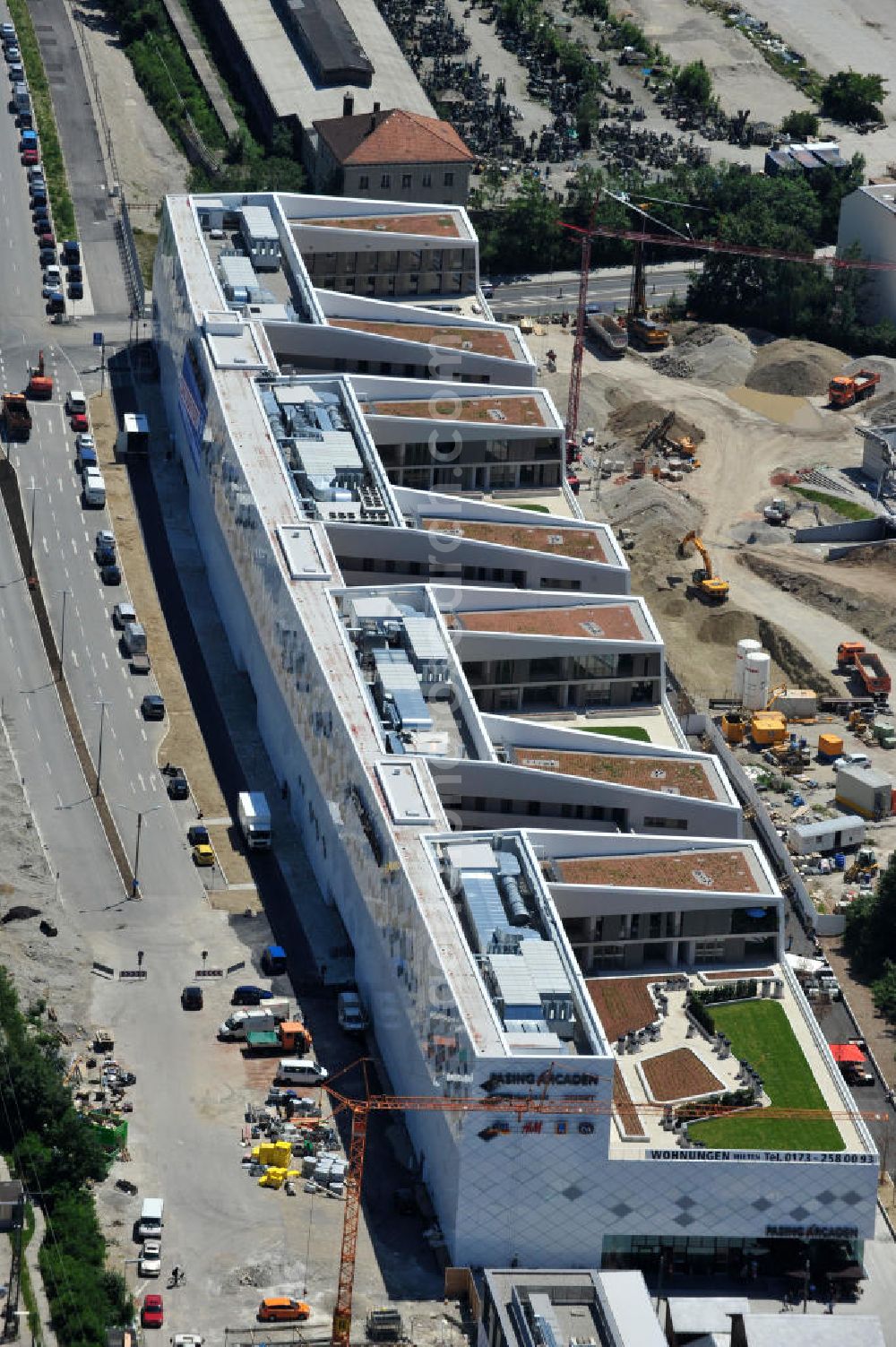 München Pasing from above - Baustelle / Neubau des Einkaufszentrums Pasing Arcaden, an der Bäckerstraße Ecke Kaflerstraße, sieben Tage vor der Eröffnung direkt am Bahnhof München-Pasing in Bayern. Ein Projekt der mfi management für immobilien AG.