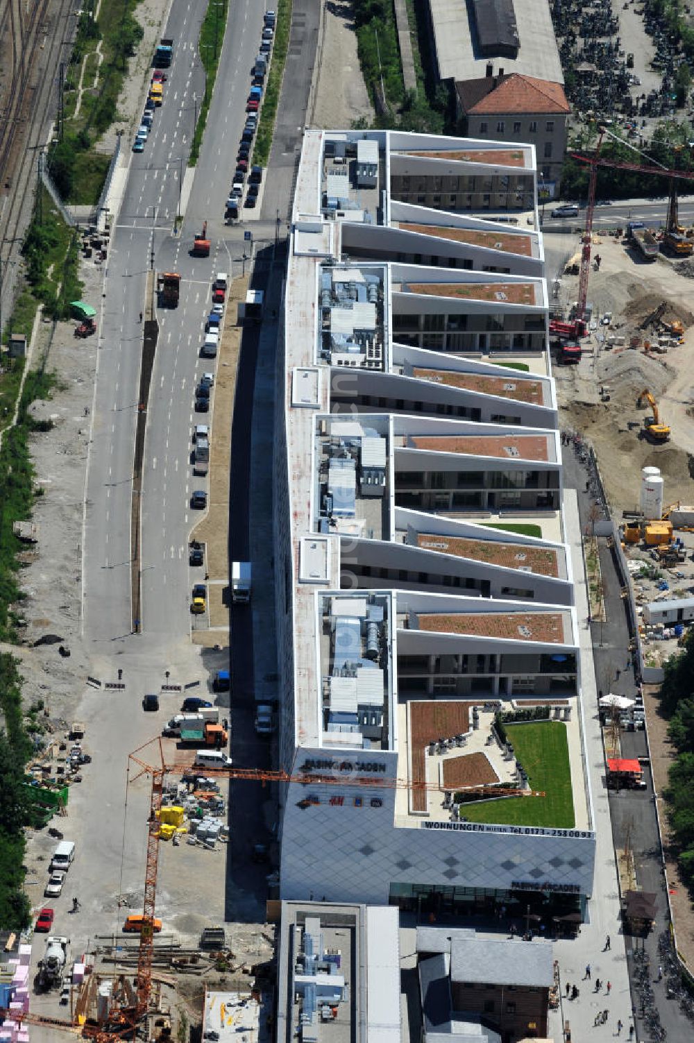 München Pasing from the bird's eye view: Baustelle / Neubau des Einkaufszentrums Pasing Arcaden, an der Bäckerstraße Ecke Kaflerstraße, sieben Tage vor der Eröffnung direkt am Bahnhof München-Pasing in Bayern. Ein Projekt der mfi management für immobilien AG.