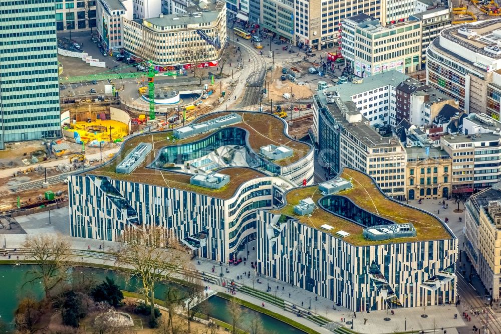 Düsseldorf from the bird's eye view: Construction of retail and office property Koe-Bogen in Dusseldorf in North Rhine-Westphalia. Between Koenigsallee, Hofgarten Avenue and Schadowplatz, the company Zechbau erected the building complexes for retail and offices by the company's developer Projektentwicklung GmbH