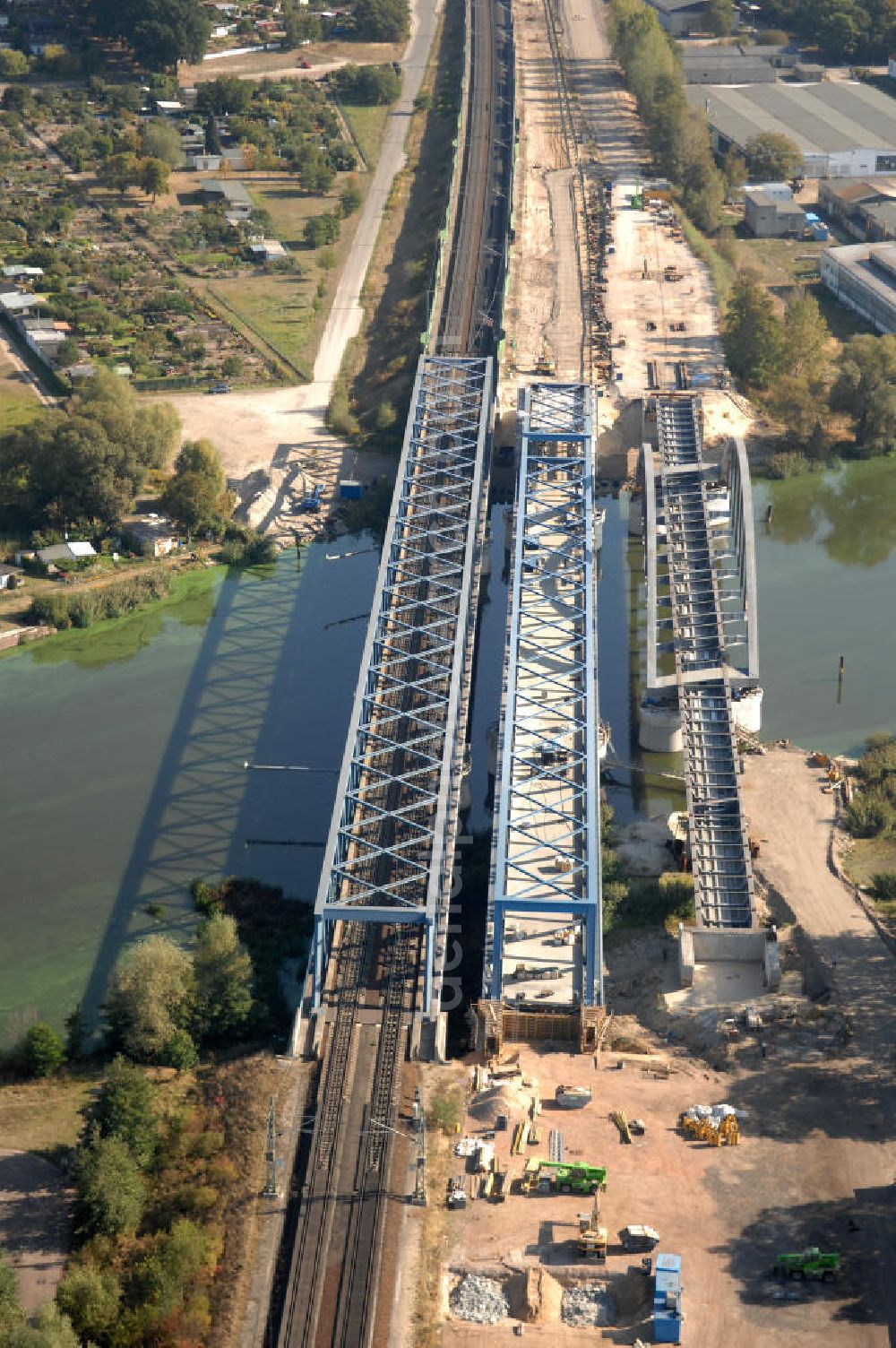 RATHENOW from the bird's eye view: Blick auf die Arbeiten zum Neubau der Eisenbahnüberführung Havelbrücke Rathenow. In einer 1. Phase wurde die bestehende Brücke zurückgebaut, um Baufreiheit für die Ortsumfahrung B 188 Rathenow zu schaffen. Anschließend wird die dafür notwendige Straßenüberführung an gleicher Stelle errichtet. Die neue Havelbrücke für den Zugverkehr wird in veränderter Lage erbaut. Bis zum Dezember 2009 werden die Brückenbauarbeiten andauern. Projektsteuerung SCHÜßLERPLAN-Ingenieurgesellschaft