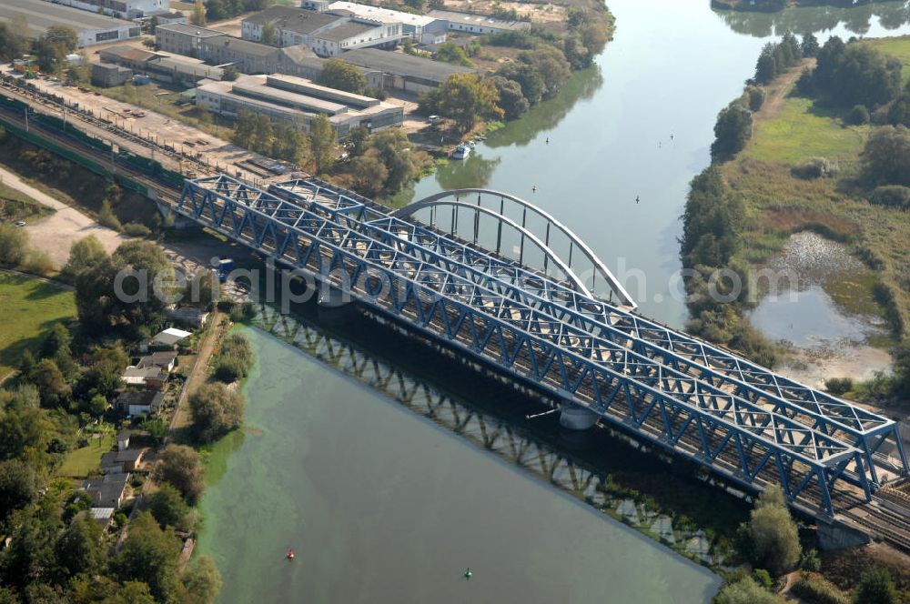 Aerial image RATHENOW - Blick auf die Arbeiten zum Neubau der Eisenbahnüberführung Havelbrücke Rathenow. In einer 1. Phase wurde die bestehende Brücke zurückgebaut, um Baufreiheit für die Ortsumfahrung B 188 Rathenow zu schaffen. Anschließend wird die dafür notwendige Straßenüberführung an gleicher Stelle errichtet. Die neue Havelbrücke für den Zugverkehr wird in veränderter Lage erbaut. Bis zum Dezember 2009 werden die Brückenbauarbeiten andauern. Projektsteuerung SCHÜßLERPLAN-Ingenieurgesellschaft