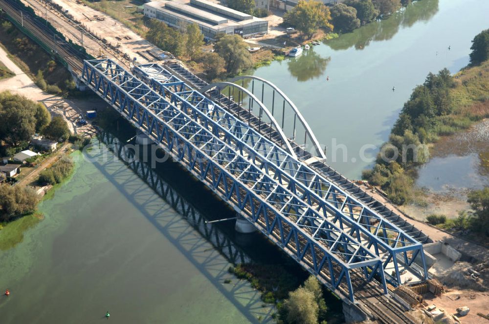 Aerial photograph RATHENOW - Blick auf die Arbeiten zum Neubau der Eisenbahnüberführung Havelbrücke Rathenow. In einer 1. Phase wurde die bestehende Brücke zurückgebaut, um Baufreiheit für die Ortsumfahrung B 188 Rathenow zu schaffen. Anschließend wird die dafür notwendige Straßenüberführung an gleicher Stelle errichtet. Die neue Havelbrücke für den Zugverkehr wird in veränderter Lage erbaut. Bis zum Dezember 2009 werden die Brückenbauarbeiten andauern. Projektsteuerung SCHÜßLERPLAN-Ingenieurgesellschaft