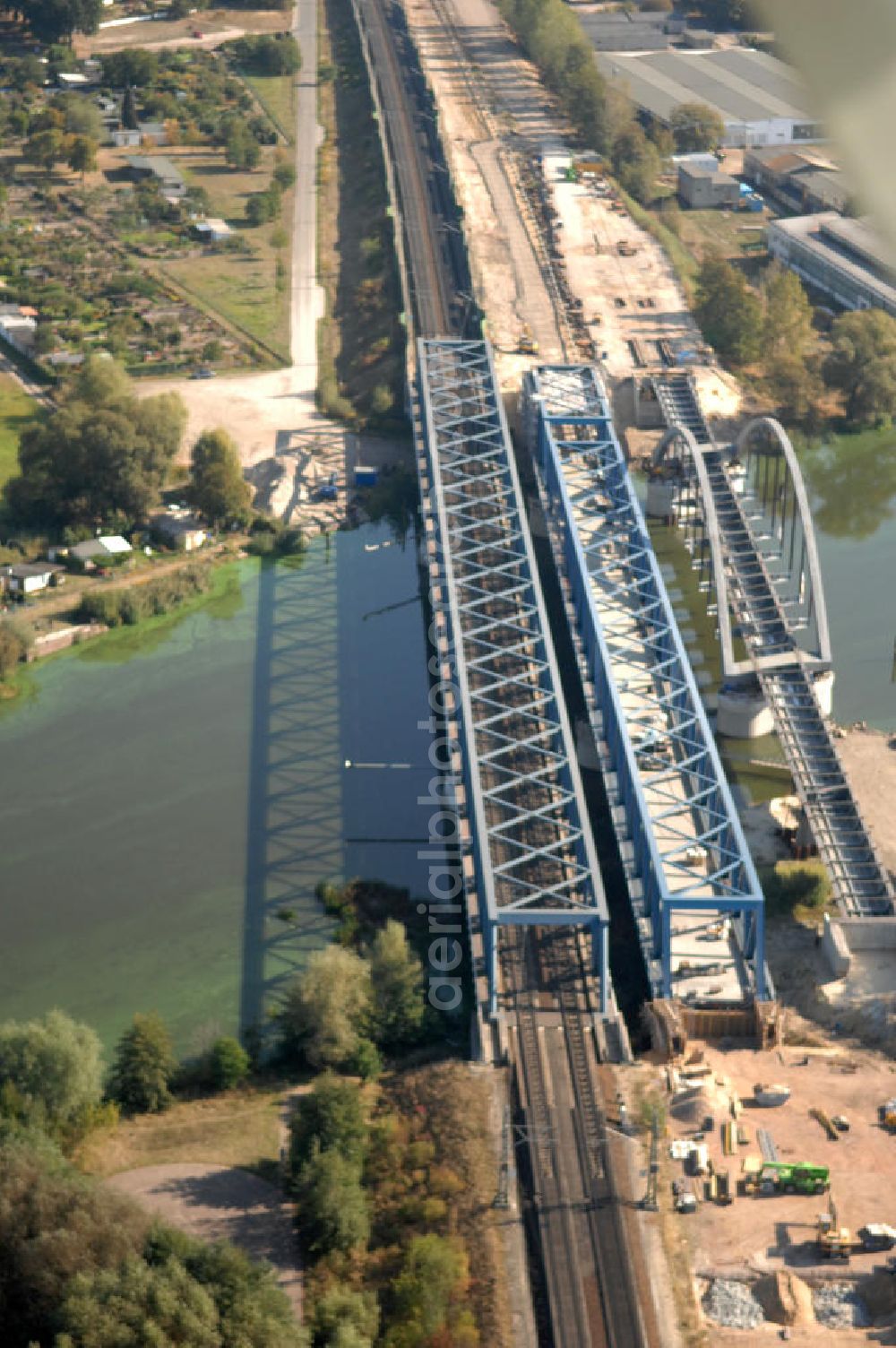 RATHENOW from above - Blick auf die Arbeiten zum Neubau der Eisenbahnüberführung Havelbrücke Rathenow. In einer 1. Phase wurde die bestehende Brücke zurückgebaut, um Baufreiheit für die Ortsumfahrung B 188 Rathenow zu schaffen. Anschließend wird die dafür notwendige Straßenüberführung an gleicher Stelle errichtet. Die neue Havelbrücke für den Zugverkehr wird in veränderter Lage erbaut. Bis zum Dezember 2009 werden die Brückenbauarbeiten andauern. Projektsteuerung SCHÜßLERPLAN-Ingenieurgesellschaft