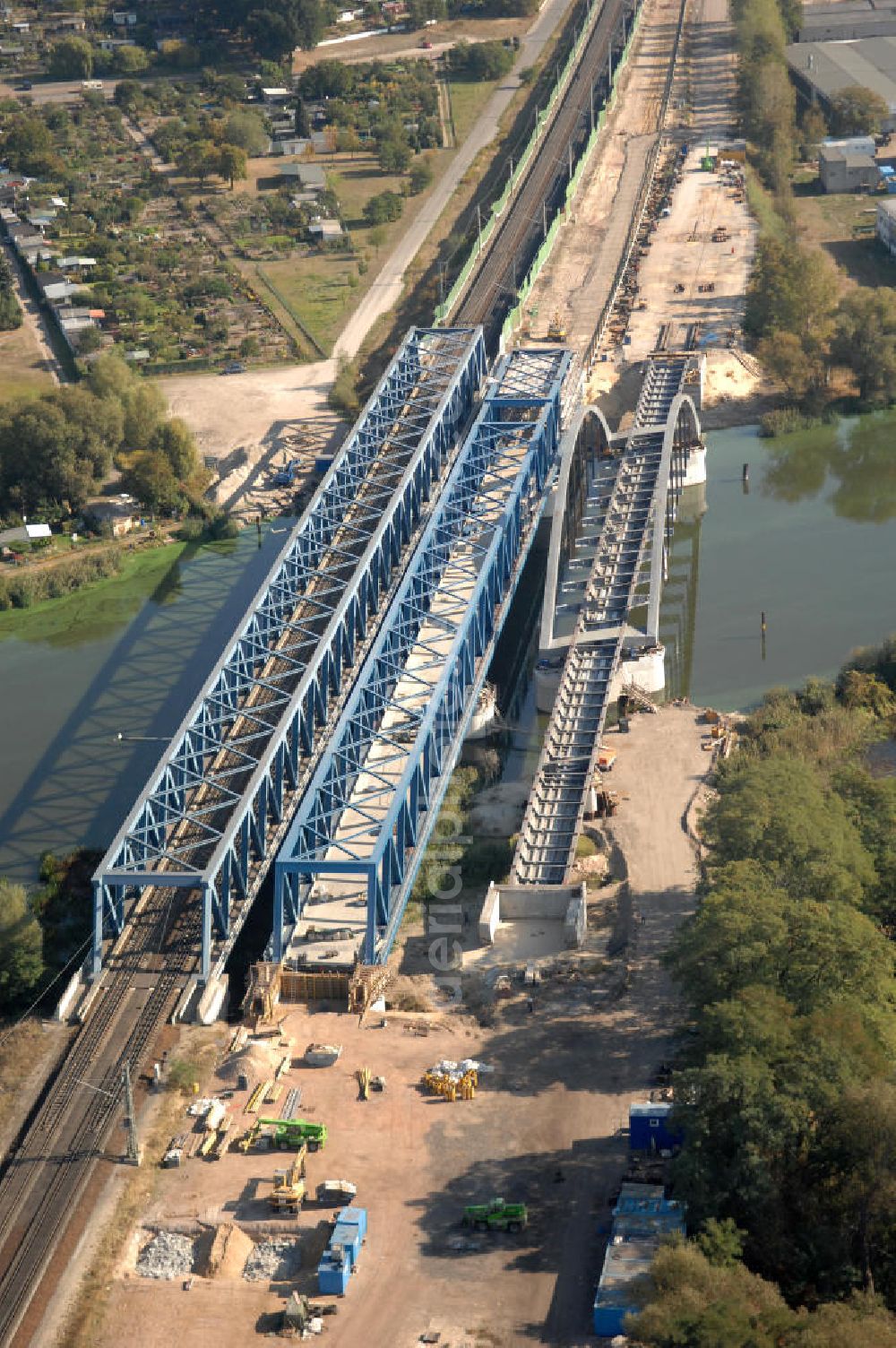 Aerial image RATHENOW - Blick auf die Arbeiten zum Neubau der Eisenbahnüberführung Havelbrücke Rathenow. In einer 1. Phase wurde die bestehende Brücke zurückgebaut, um Baufreiheit für die Ortsumfahrung B 188 Rathenow zu schaffen. Anschließend wird die dafür notwendige Straßenüberführung an gleicher Stelle errichtet. Die neue Havelbrücke für den Zugverkehr wird in veränderter Lage erbaut. Bis zum Dezember 2009 werden die Brückenbauarbeiten andauern. Projektsteuerung SCHÜßLERPLAN-Ingenieurgesellschaft