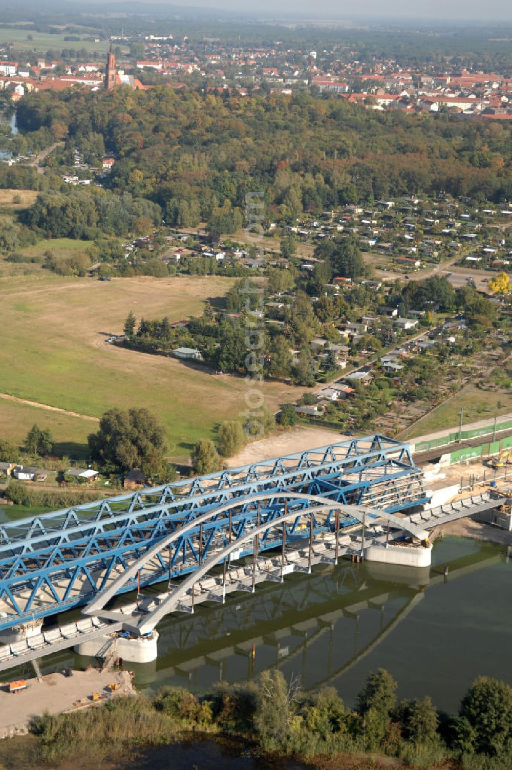 RATHENOW from the bird's eye view: Blick auf die Arbeiten zum Neubau der Eisenbahnüberführung Havelbrücke Rathenow. In einer 1. Phase wurde die bestehende Brücke zurückgebaut, um Baufreiheit für die Ortsumfahrung B 188 Rathenow zu schaffen. Anschließend wird die dafür notwendige Straßenüberführung an gleicher Stelle errichtet. Die neue Havelbrücke für den Zugverkehr wird in veränderter Lage erbaut. Bis zum Dezember 2009 werden die Brückenbauarbeiten andauern. Projektsteuerung SCHÜßLERPLAN-Ingenieurgesellschaft