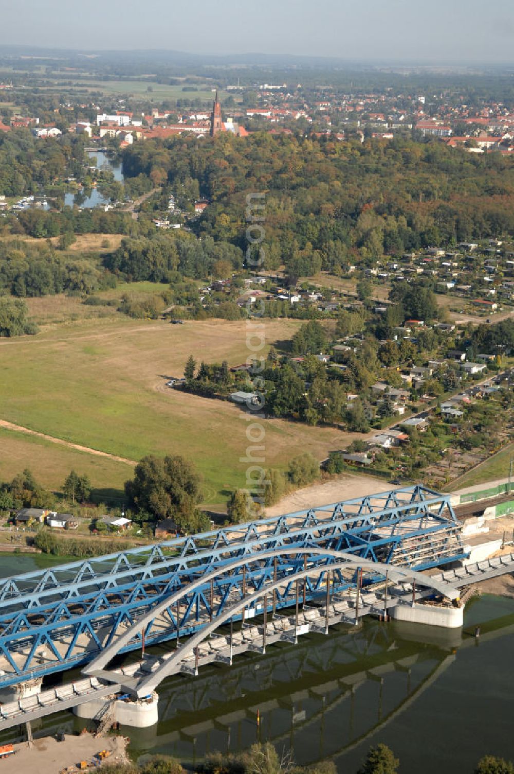 Aerial image RATHENOW - Blick auf die Arbeiten zum Neubau der Eisenbahnüberführung Havelbrücke Rathenow. In einer 1. Phase wurde die bestehende Brücke zurückgebaut, um Baufreiheit für die Ortsumfahrung B 188 Rathenow zu schaffen. Anschließend wird die dafür notwendige Straßenüberführung an gleicher Stelle errichtet. Die neue Havelbrücke für den Zugverkehr wird in veränderter Lage erbaut. Bis zum Dezember 2009 werden die Brückenbauarbeiten andauern. Projektsteuerung SCHÜßLERPLAN-Ingenieurgesellschaft