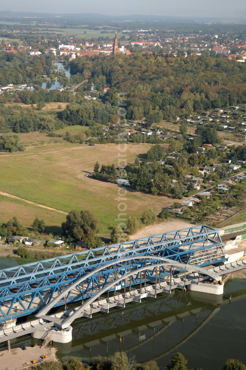 Aerial photograph RATHENOW - Blick auf die Arbeiten zum Neubau der Eisenbahnüberführung Havelbrücke Rathenow. In einer 1. Phase wurde die bestehende Brücke zurückgebaut, um Baufreiheit für die Ortsumfahrung B 188 Rathenow zu schaffen. Anschließend wird die dafür notwendige Straßenüberführung an gleicher Stelle errichtet. Die neue Havelbrücke für den Zugverkehr wird in veränderter Lage erbaut. Bis zum Dezember 2009 werden die Brückenbauarbeiten andauern. Projektsteuerung SCHÜßLERPLAN-Ingenieurgesellschaft