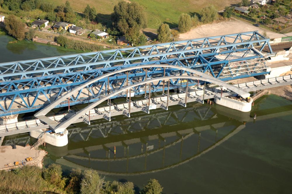 RATHENOW from above - Blick auf die Arbeiten zum Neubau der Eisenbahnüberführung Havelbrücke Rathenow. In einer 1. Phase wurde die bestehende Brücke zurückgebaut, um Baufreiheit für die Ortsumfahrung B 188 Rathenow zu schaffen. Anschließend wird die dafür notwendige Straßenüberführung an gleicher Stelle errichtet. Die neue Havelbrücke für den Zugverkehr wird in veränderter Lage erbaut. Bis zum Dezember 2009 werden die Brückenbauarbeiten andauern. Projektsteuerung SCHÜßLERPLAN-Ingenieurgesellschaft