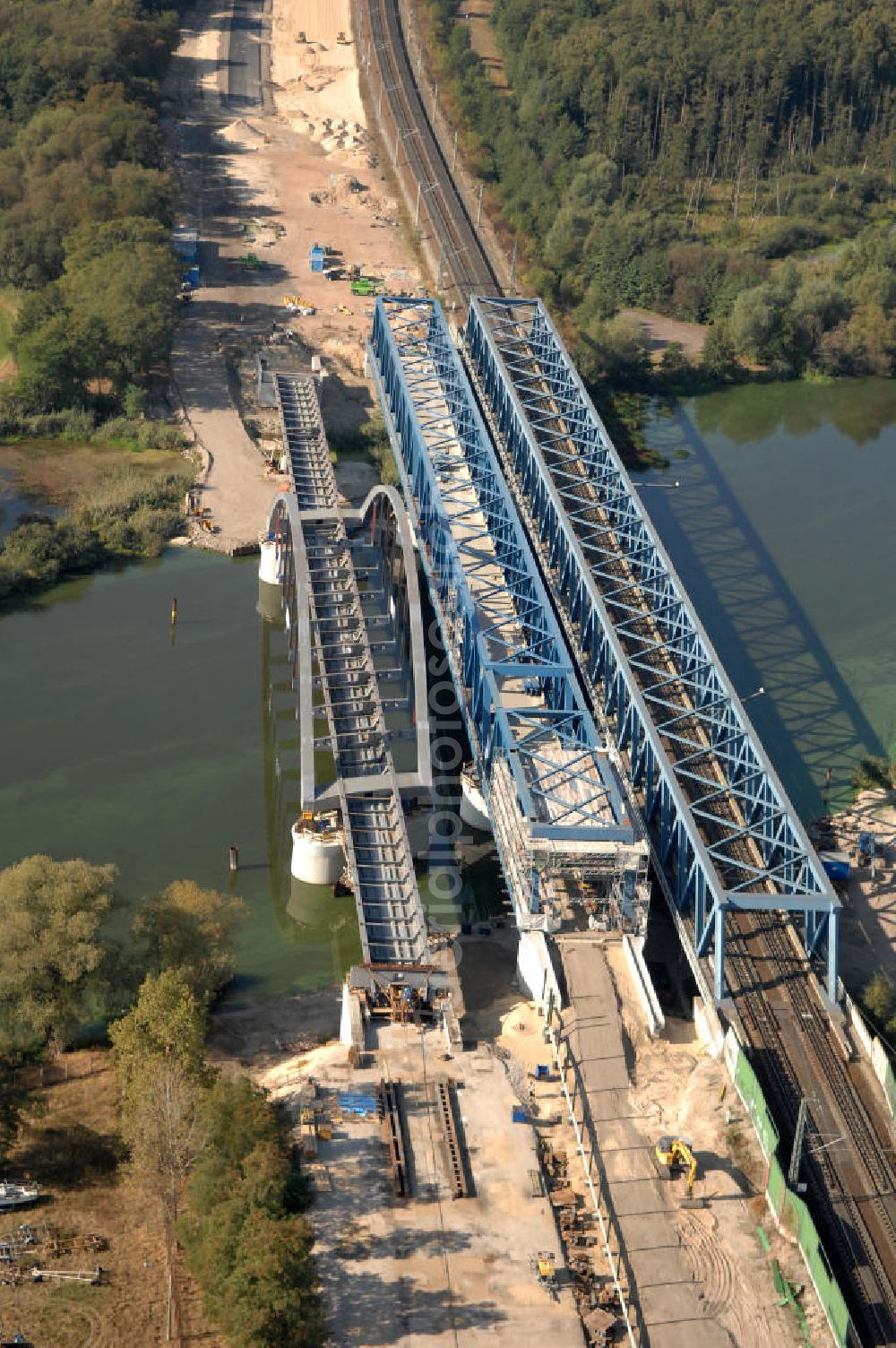 Aerial photograph RATHENOW - Blick auf die Arbeiten zum Neubau der Eisenbahnüberführung Havelbrücke Rathenow. In einer 1. Phase wurde die bestehende Brücke zurückgebaut, um Baufreiheit für die Ortsumfahrung B 188 Rathenow zu schaffen. Anschließend wird die dafür notwendige Straßenüberführung an gleicher Stelle errichtet. Die neue Havelbrücke für den Zugverkehr wird in veränderter Lage erbaut. Bis zum Dezember 2009 werden die Brückenbauarbeiten andauern. Projektsteuerung SCHÜßLERPLAN-Ingenieurgesellschaft