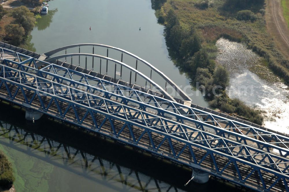 Aerial image RATHENOW - Blick auf die Arbeiten zum Neubau der Eisenbahnüberführung Havelbrücke Rathenow. In einer 1. Phase wurde die bestehende Brücke zurückgebaut, um Baufreiheit für die Ortsumfahrung B 188 Rathenow zu schaffen. Anschließend wird die dafür notwendige Straßenüberführung an gleicher Stelle errichtet. Die neue Havelbrücke für den Zugverkehr wird in veränderter Lage erbaut. Bis zum Dezember 2009 werden die Brückenbauarbeiten andauern. Projektsteuerung SCHÜßLERPLAN-Ingenieurgesellschaft