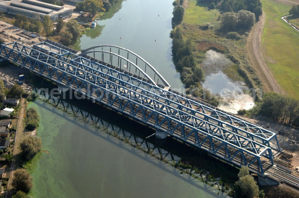 Aerial photograph RATHENOW - Blick auf die Arbeiten zum Neubau der Eisenbahnüberführung Havelbrücke Rathenow. In einer 1. Phase wurde die bestehende Brücke zurückgebaut, um Baufreiheit für die Ortsumfahrung B 188 Rathenow zu schaffen. Anschließend wird die dafür notwendige Straßenüberführung an gleicher Stelle errichtet. Die neue Havelbrücke für den Zugverkehr wird in veränderter Lage erbaut. Bis zum Dezember 2009 werden die Brückenbauarbeiten andauern. Projektsteuerung SCHÜßLERPLAN-Ingenieurgesellschaft