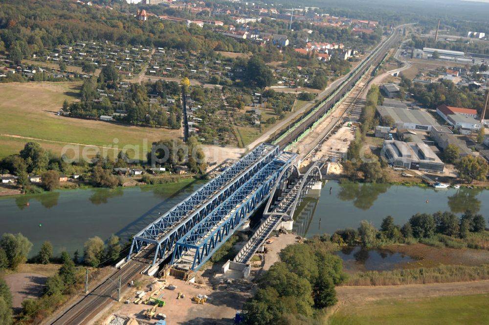 Aerial image RATHENOW - Blick auf die Arbeiten zum Neubau der Eisenbahnüberführung Havelbrücke Rathenow. In einer 1. Phase wurde die bestehende Brücke zurückgebaut, um Baufreiheit für die Ortsumfahrung B 188 Rathenow zu schaffen. Anschließend wird die dafür notwendige Straßenüberführung an gleicher Stelle errichtet. Die neue Havelbrücke für den Zugverkehr wird in veränderter Lage erbaut. Bis zum Dezember 2009 werden die Brückenbauarbeiten andauern. Projektsteuerung SCHÜßLERPLAN-Ingenieurgesellschaft