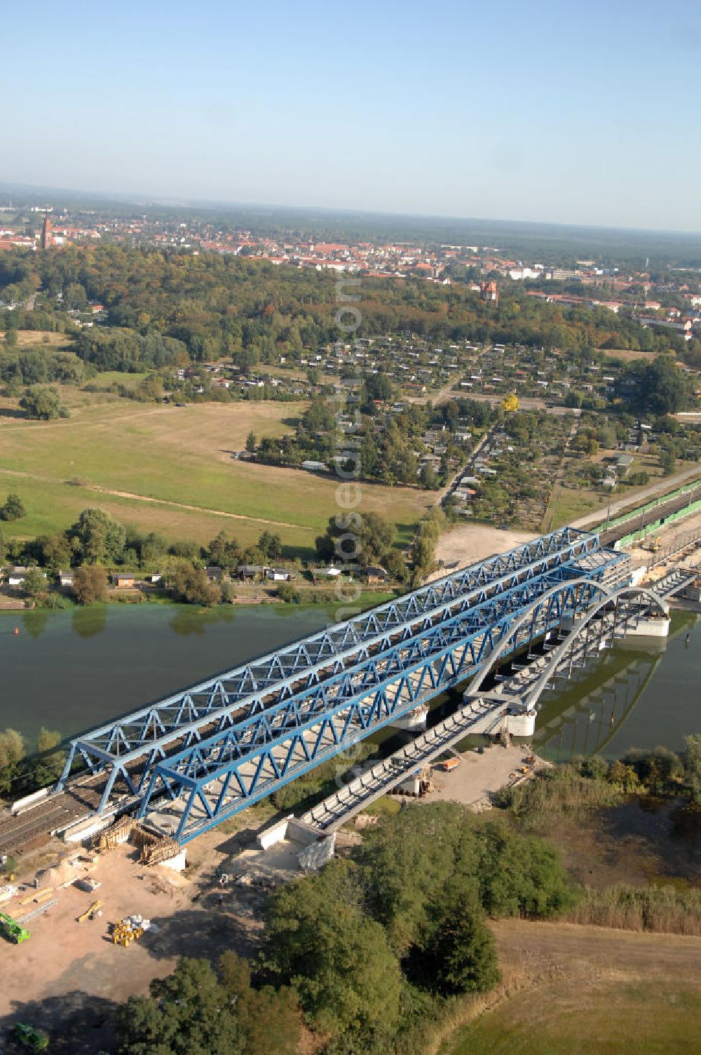 RATHENOW from above - Blick auf die Arbeiten zum Neubau der Eisenbahnüberführung Havelbrücke Rathenow. In einer 1. Phase wurde die bestehende Brücke zurückgebaut, um Baufreiheit für die Ortsumfahrung B 188 Rathenow zu schaffen. Anschließend wird die dafür notwendige Straßenüberführung an gleicher Stelle errichtet. Die neue Havelbrücke für den Zugverkehr wird in veränderter Lage erbaut. Bis zum Dezember 2009 werden die Brückenbauarbeiten andauern. Projektsteuerung SCHÜßLERPLAN-Ingenieurgesellschaft