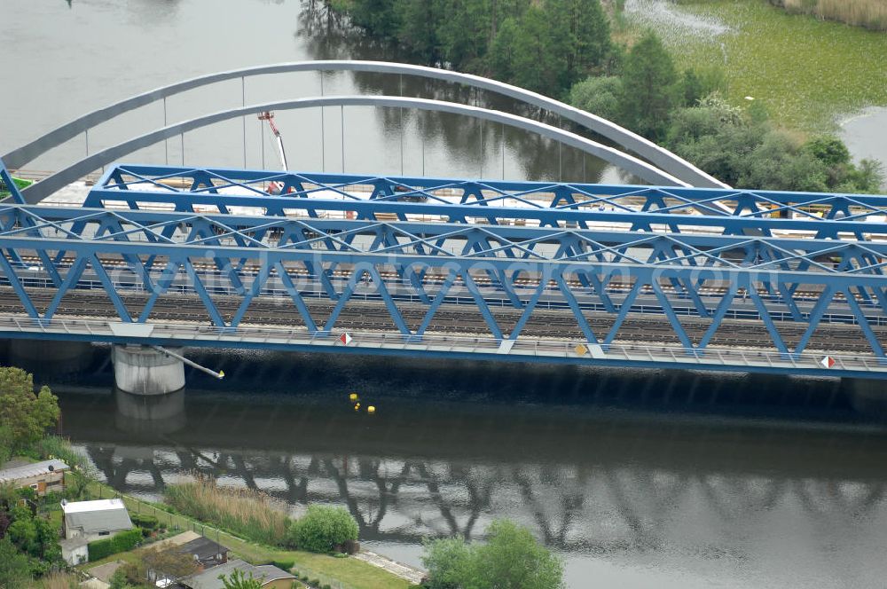 Aerial photograph Rathenow - Blick auf die Arbeiten zum Neubau der Eisenbahnüberführung Havelbrücke Rathenow. In einer 1. Phase wurde die bestehende Brücke zurückgebaut, um Baufreiheit für die Ortsumfahrung B 188 Rathenow zu schaffen. Anschließend wird die dafür notwendige Straßenüberführung an gleicher Stelle errichtet. Die neue Havelbrücke für den Zugverkehr wird in veränderter Lage erbaut. Projektsteuerung SCHÜßLERPLAN-Ingenieurgesellschaft