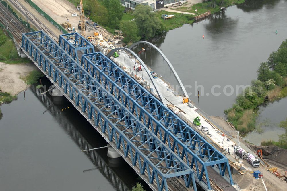 Aerial image Rathenow - Blick auf die Arbeiten zum Neubau der Eisenbahnüberführung Havelbrücke Rathenow. In einer 1. Phase wurde die bestehende Brücke zurückgebaut, um Baufreiheit für die Ortsumfahrung B 188 Rathenow zu schaffen. Anschließend wird die dafür notwendige Straßenüberführung an gleicher Stelle errichtet. Die neue Havelbrücke für den Zugverkehr wird in veränderter Lage erbaut. Projektsteuerung SCHÜßLERPLAN-Ingenieurgesellschaft