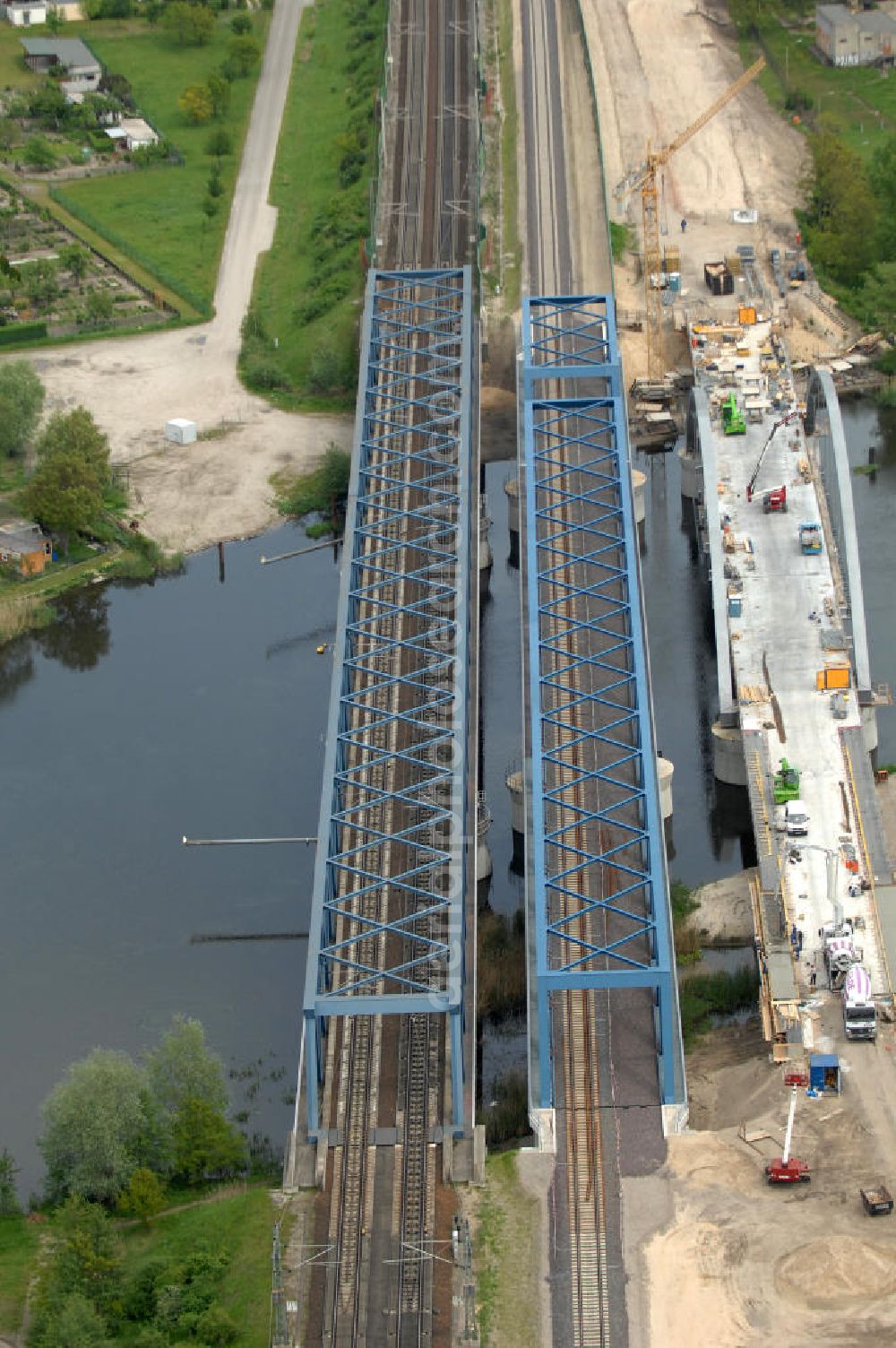 Aerial photograph Rathenow - Blick auf die Arbeiten zum Neubau der Eisenbahnüberführung Havelbrücke Rathenow. In einer 1. Phase wurde die bestehende Brücke zurückgebaut, um Baufreiheit für die Ortsumfahrung B 188 Rathenow zu schaffen. Anschließend wird die dafür notwendige Straßenüberführung an gleicher Stelle errichtet. Die neue Havelbrücke für den Zugverkehr wird in veränderter Lage erbaut. Projektsteuerung SCHÜßLERPLAN-Ingenieurgesellschaft