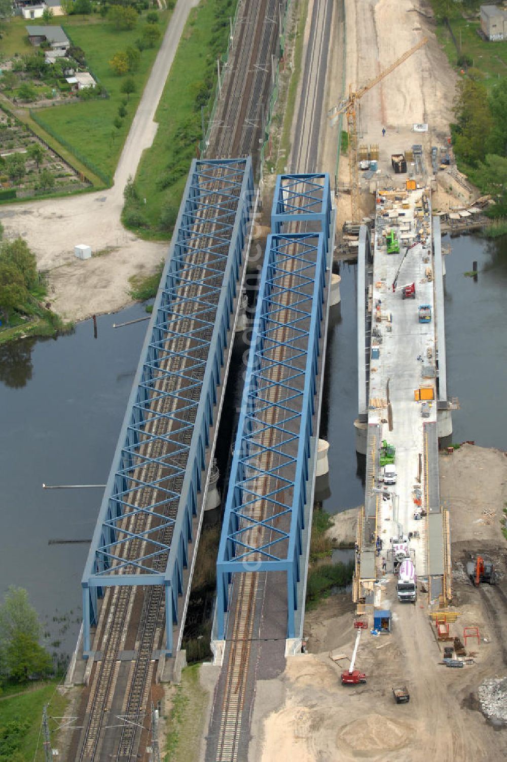 Rathenow from above - Blick auf die Arbeiten zum Neubau der Eisenbahnüberführung Havelbrücke Rathenow. In einer 1. Phase wurde die bestehende Brücke zurückgebaut, um Baufreiheit für die Ortsumfahrung B 188 Rathenow zu schaffen. Anschließend wird die dafür notwendige Straßenüberführung an gleicher Stelle errichtet. Die neue Havelbrücke für den Zugverkehr wird in veränderter Lage erbaut. Projektsteuerung SCHÜßLERPLAN-Ingenieurgesellschaft