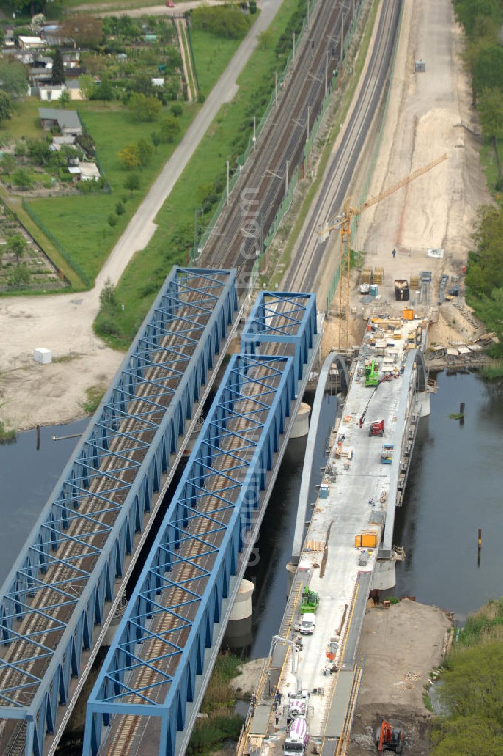 Rathenow from the bird's eye view: Blick auf die Arbeiten zum Neubau der Eisenbahnüberführung Havelbrücke Rathenow. In einer 1. Phase wurde die bestehende Brücke zurückgebaut, um Baufreiheit für die Ortsumfahrung B 188 Rathenow zu schaffen. Anschließend wird die dafür notwendige Straßenüberführung an gleicher Stelle errichtet. Die neue Havelbrücke für den Zugverkehr wird in veränderter Lage erbaut. Projektsteuerung SCHÜßLERPLAN-Ingenieurgesellschaft