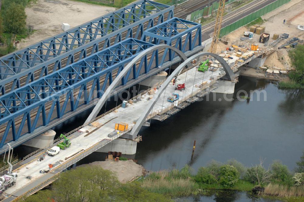 Aerial image Rathenow - Blick auf die Arbeiten zum Neubau der Eisenbahnüberführung Havelbrücke Rathenow. In einer 1. Phase wurde die bestehende Brücke zurückgebaut, um Baufreiheit für die Ortsumfahrung B 188 Rathenow zu schaffen. Anschließend wird die dafür notwendige Straßenüberführung an gleicher Stelle errichtet. Die neue Havelbrücke für den Zugverkehr wird in veränderter Lage erbaut. Projektsteuerung SCHÜßLERPLAN-Ingenieurgesellschaft