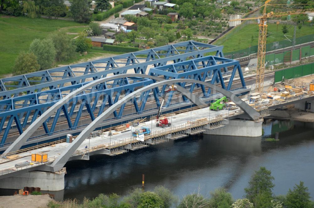 Rathenow from above - Blick auf die Arbeiten zum Neubau der Eisenbahnüberführung Havelbrücke Rathenow. In einer 1. Phase wurde die bestehende Brücke zurückgebaut, um Baufreiheit für die Ortsumfahrung B 188 Rathenow zu schaffen. Anschließend wird die dafür notwendige Straßenüberführung an gleicher Stelle errichtet. Die neue Havelbrücke für den Zugverkehr wird in veränderter Lage erbaut. Projektsteuerung SCHÜßLERPLAN-Ingenieurgesellschaft