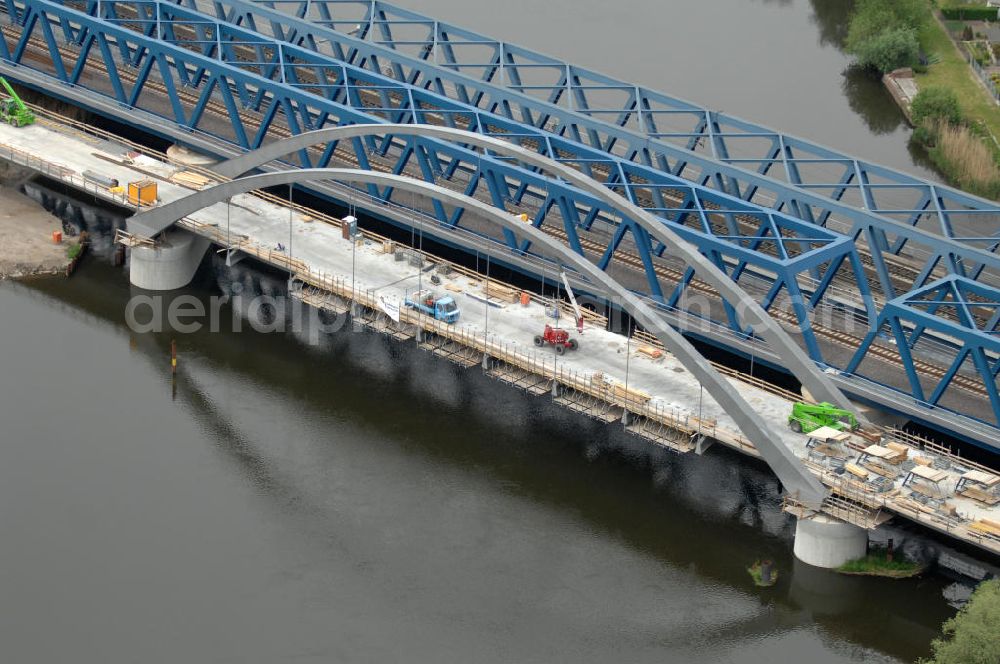 Aerial photograph Rathenow - Blick auf die Arbeiten zum Neubau der Eisenbahnüberführung Havelbrücke Rathenow. In einer 1. Phase wurde die bestehende Brücke zurückgebaut, um Baufreiheit für die Ortsumfahrung B 188 Rathenow zu schaffen. Anschließend wird die dafür notwendige Straßenüberführung an gleicher Stelle errichtet. Die neue Havelbrücke für den Zugverkehr wird in veränderter Lage erbaut. Projektsteuerung SCHÜßLERPLAN-Ingenieurgesellschaft