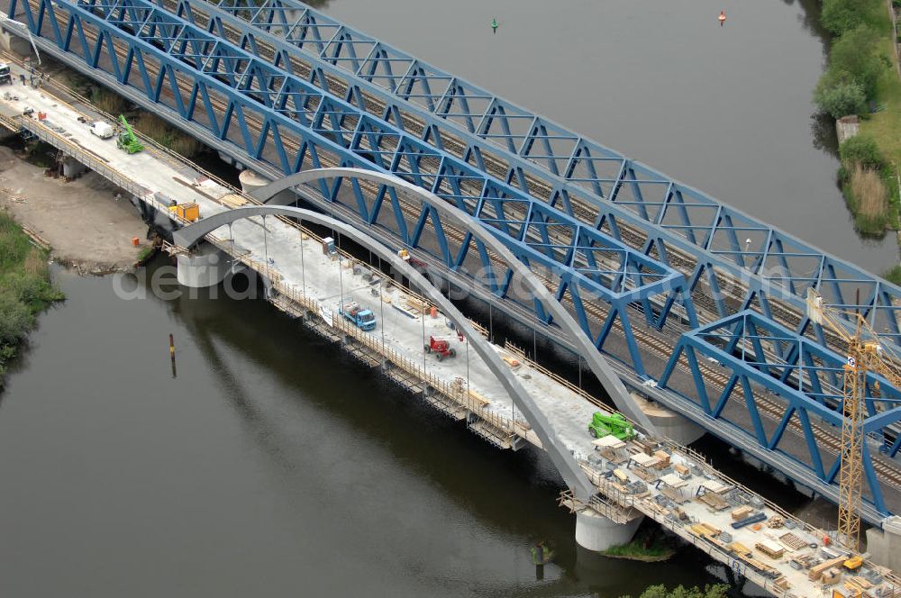 Rathenow from above - Blick auf die Arbeiten zum Neubau der Eisenbahnüberführung Havelbrücke Rathenow. In einer 1. Phase wurde die bestehende Brücke zurückgebaut, um Baufreiheit für die Ortsumfahrung B 188 Rathenow zu schaffen. Anschließend wird die dafür notwendige Straßenüberführung an gleicher Stelle errichtet. Die neue Havelbrücke für den Zugverkehr wird in veränderter Lage erbaut. Projektsteuerung SCHÜßLERPLAN-Ingenieurgesellschaft